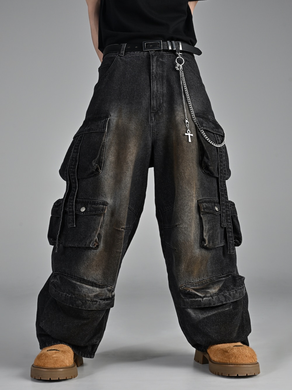 ベージュ系のブーツ、ブラック系のダウンジャケット/コート、ブラック系のカーゴパンツを着用したメンズの秋コーディネートの4枚目の写真