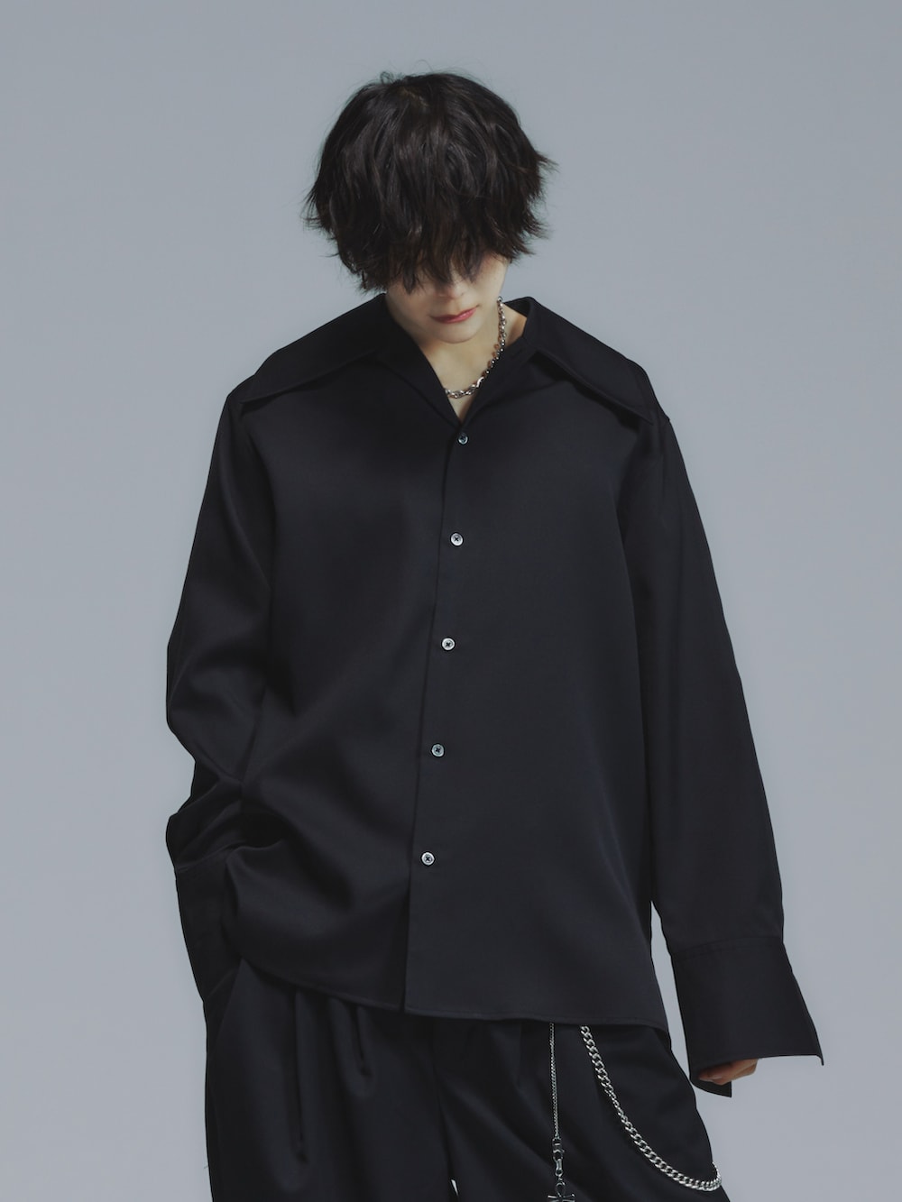 ブラック系のスラックス、ブラック系のローファー、ブラック系のシャツ/ブラウスを着用したメンズの秋コーディネートの2枚目の写真