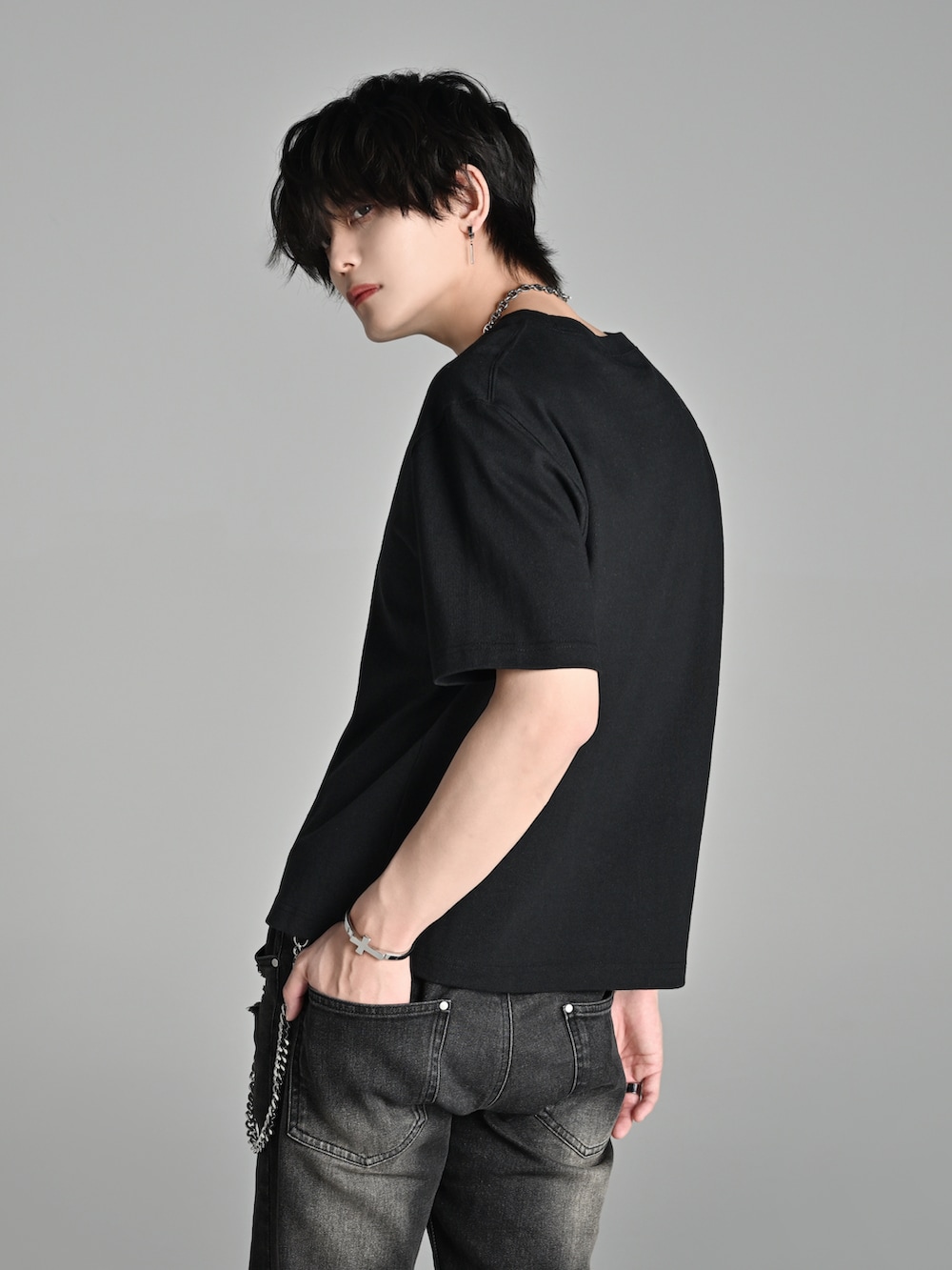 ブラック系のデニムパンツ、ブラック系のTシャツ/カットソー、ブラック系のローファーを着用したメンズの春コーディネートの4枚目の写真