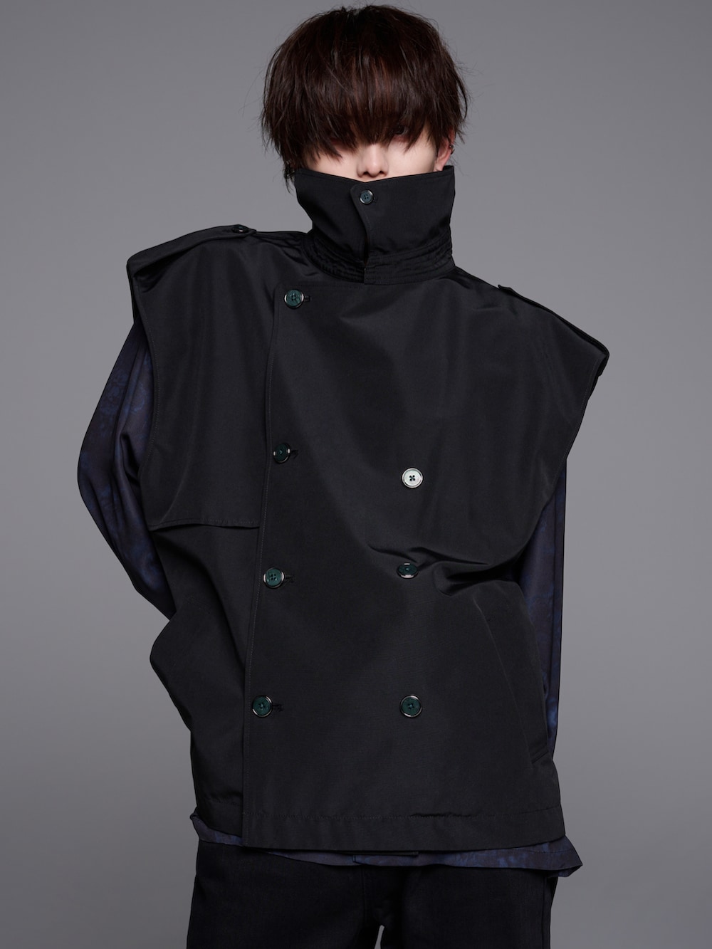 ブラック系のシャツ/ブラウス、ブラック系のデニムパンツ、ベージュ系のトレンチコートを着用したメンズの冬コーディネートの3枚目の写真