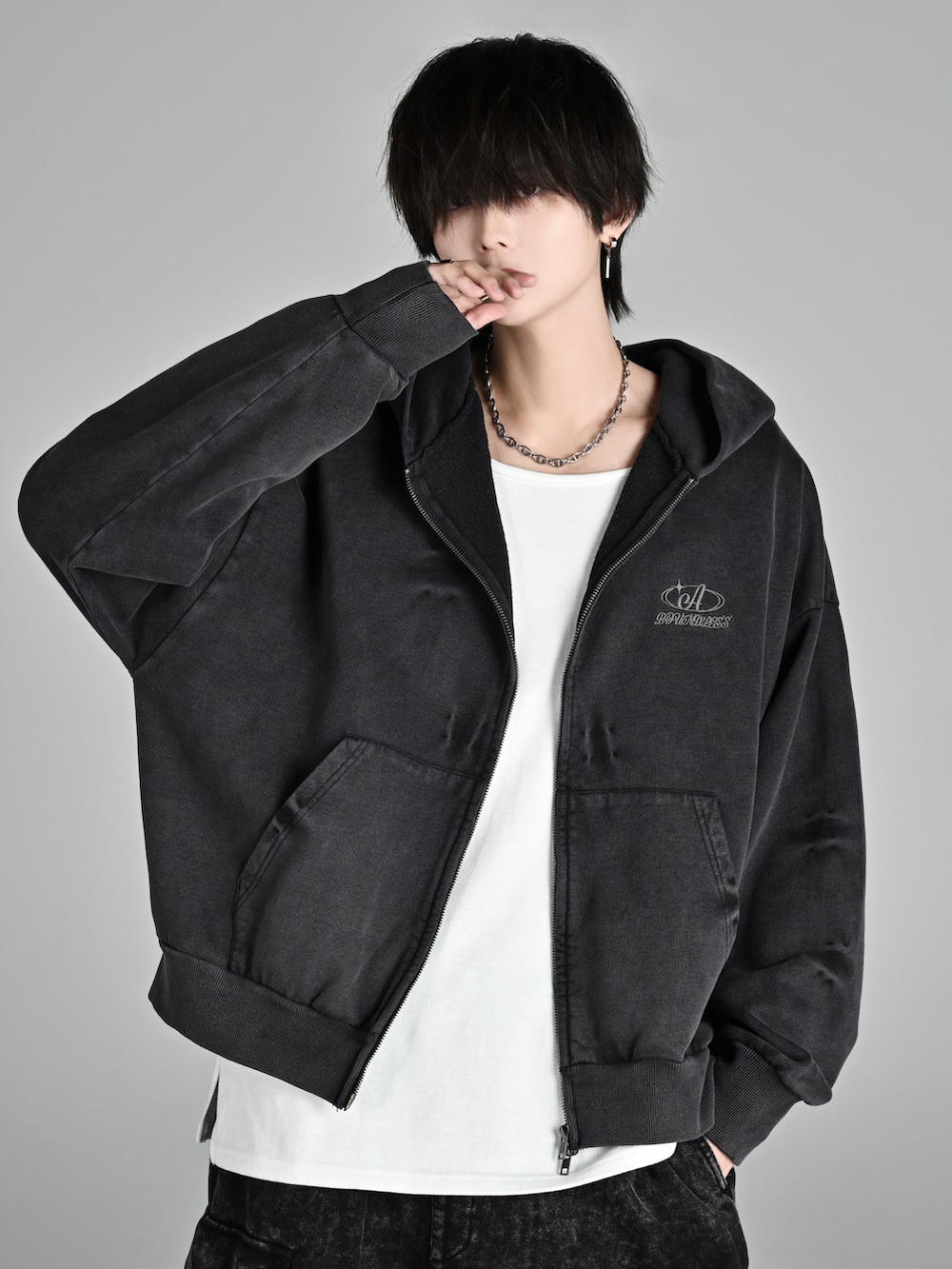 グレー系のタンクトップ、ブラック系のパーカー、ブラック系のその他パンツを着用したメンズの冬コーディネートの3枚目の写真