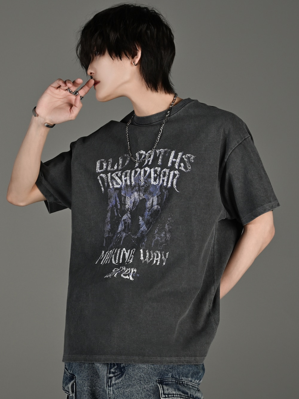 ブルー系のカーゴパンツ、ホワイト系のスニーカー、グレー系のTシャツ/カットソーを着用したメンズの春コーディネートの4枚目の写真