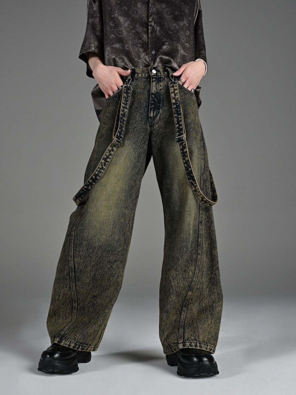 ブラック系のスニーカー、ブルー系のデニムパンツ、ブラック系のシャツ/ブラウスを着用したメンズの春コーディネートの2枚目の写真