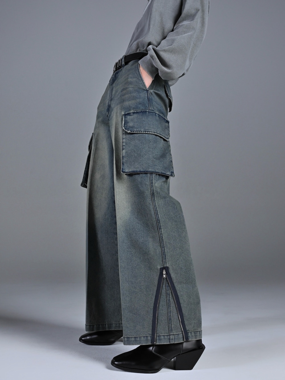 ブラック系のブーツ、ブラック系のショルダーバッグ、グレー系のTシャツ/カットソーを着用したメンズの冬コーディネートの3枚目の写真