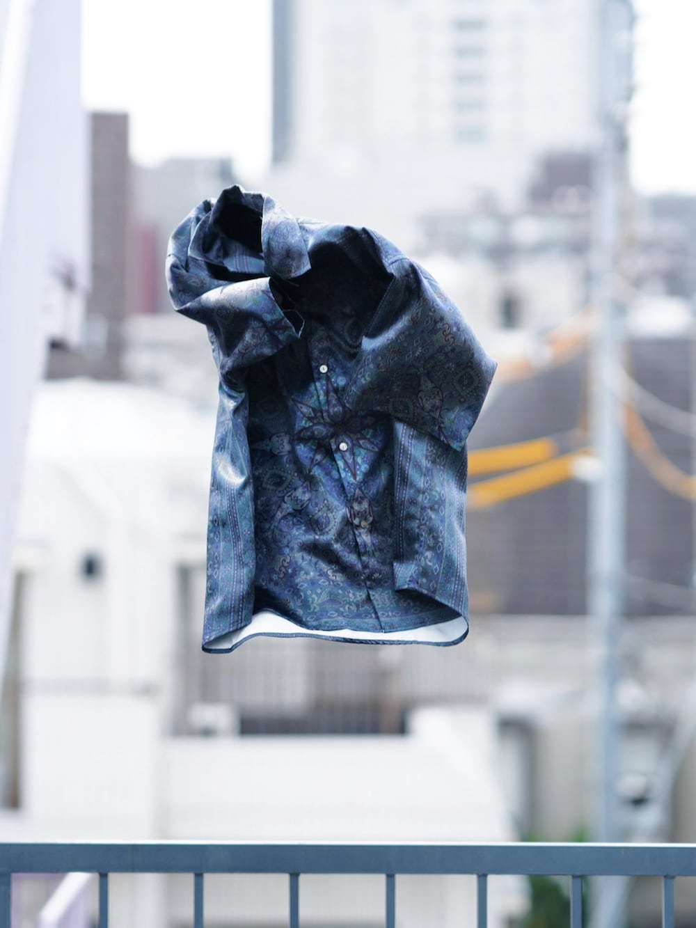 ブラック系のスニーカー、ブルー系のシャツ/ブラウス、ブラック系のデニムパンツを着用したメンズの春コーディネートの3枚目の写真