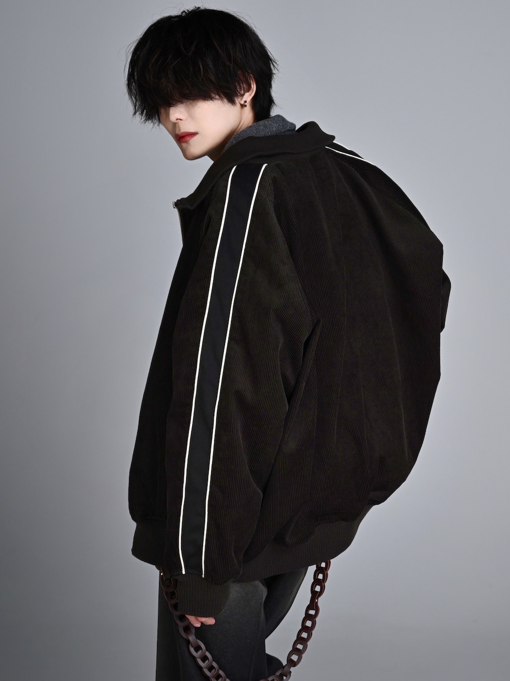 ホワイト系のスニーカー、ブラック系のその他パンツ、ブラウン系のブルゾンを着用したメンズの秋コーディネートの5枚目の写真