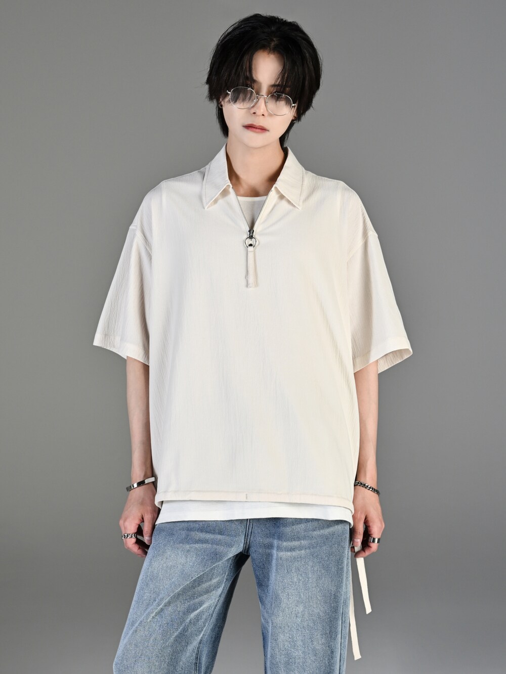 グレー系のタンクトップ、ブルー系のデニムパンツ、ホワイト系のスニーカーを着用したメンズの春コーディネートの4枚目の写真