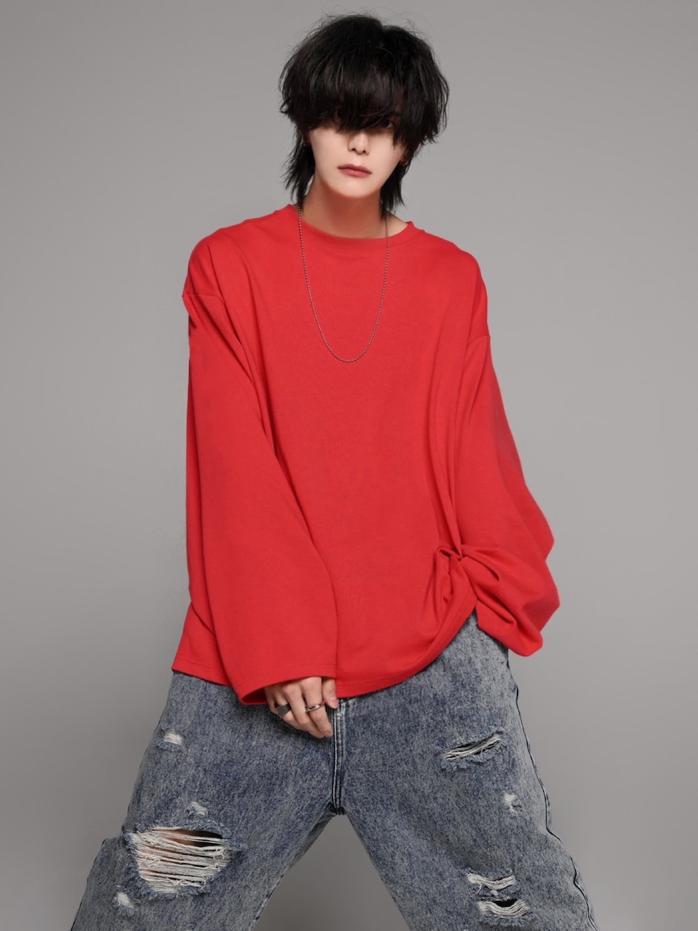ブルー系のデニムパンツ、ホワイト系のスニーカー、ブラウン系のTシャツ/カットソーを着用したメンズの夏コーディネートの3枚目の写真