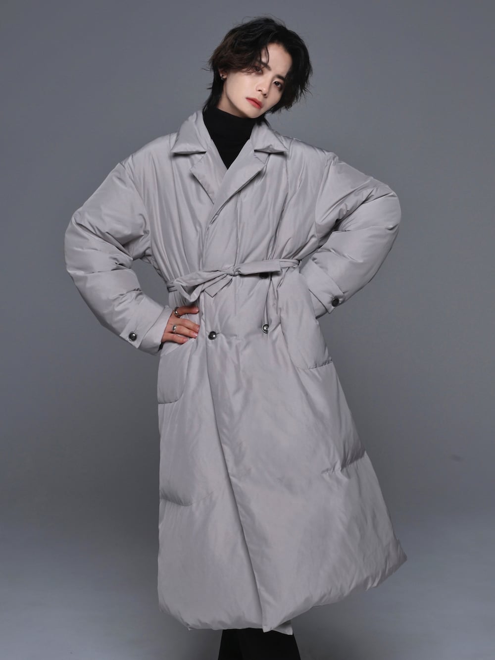 ブラック系のニット/セーター、ブラック系のデニムパンツ、ブラック系のブーツを着用したメンズの秋コーディネートの5枚目の写真