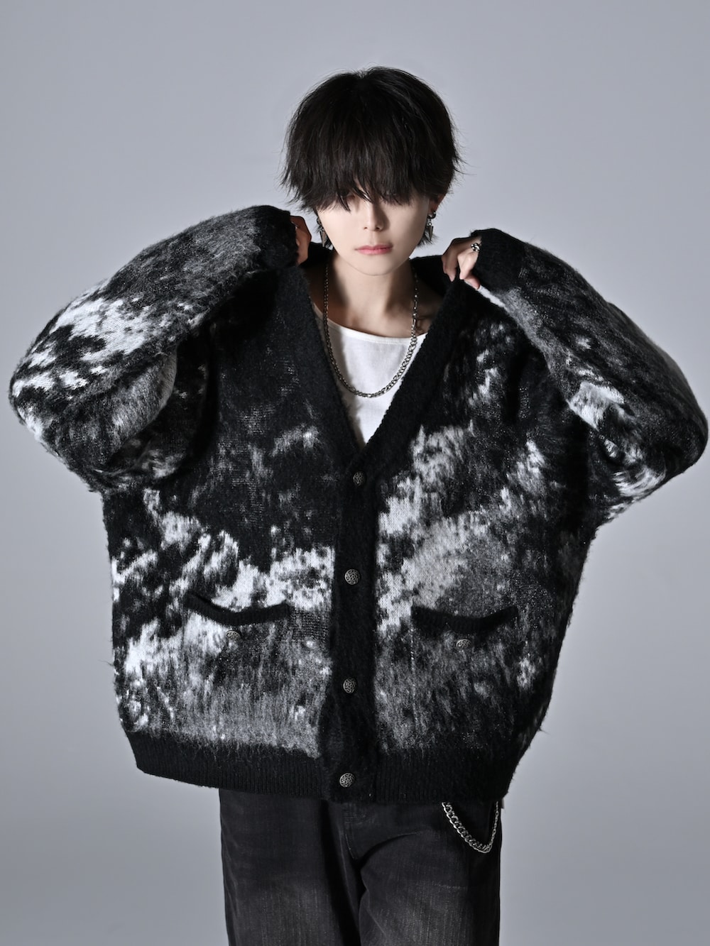 グレー系のタンクトップ、ブラック系のデニムパンツ、ブラック系のローファーを着用したメンズの秋コーディネートの2枚目の写真