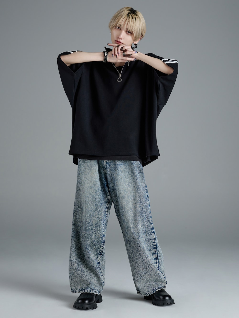 ブラック系のTシャツ/カットソー、ホワイト系のタンクトップ、ブラック系のカーゴパンツを着用したメンズの春コーディネートの4枚目の写真