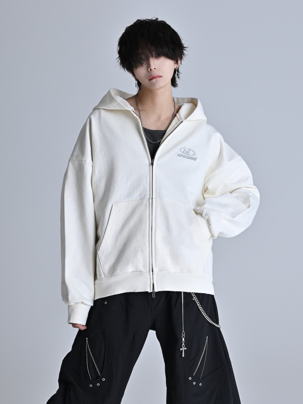 ブルー系のタンクトップ、ホワイト系のパーカー、ブラック系のその他パンツを着用したメンズの冬コーディネートの2枚目の写真