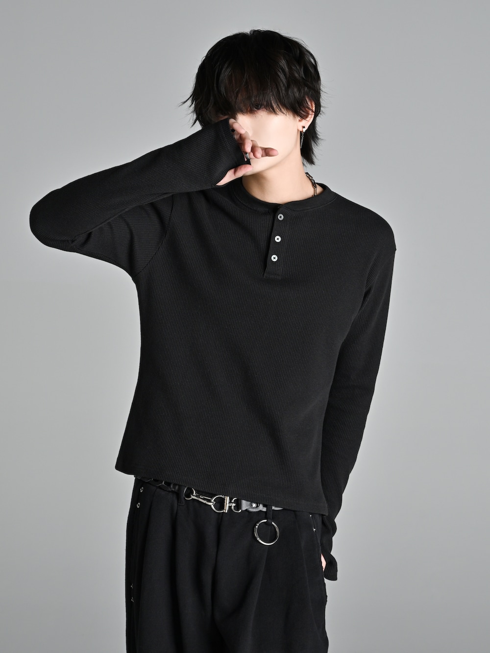 ブラック系のスニーカー、ブラック系のTシャツ/カットソー、ブラック系のスウェットパンツを着用したメンズの冬コーディネートの2枚目の写真