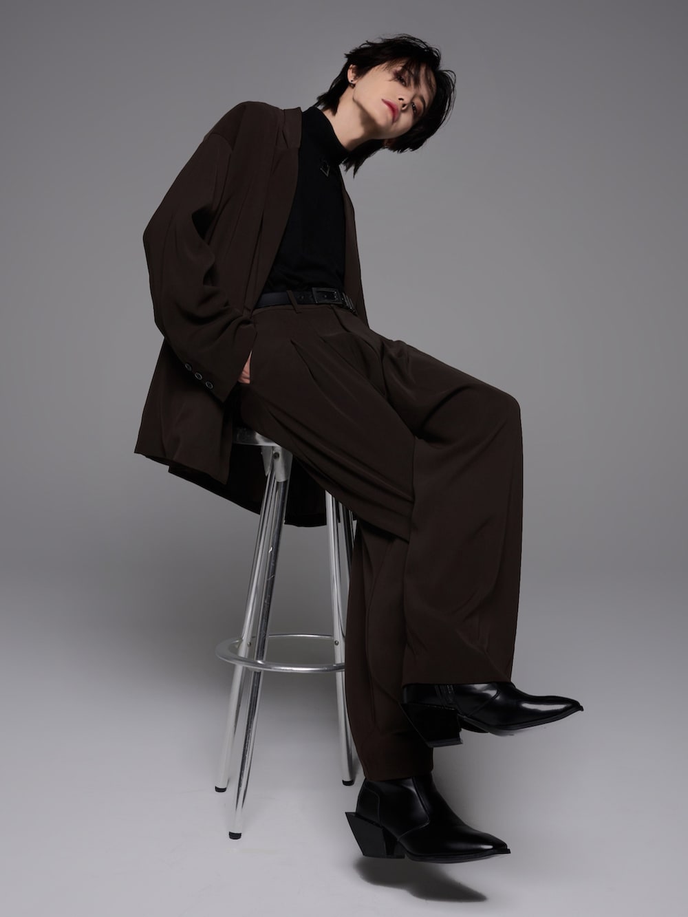 ブラック系のTシャツ/カットソー、ブラック系のブーツ、ブラウン系のテーラードジャケットを着用したメンズの夏コーディネートの5枚目の写真