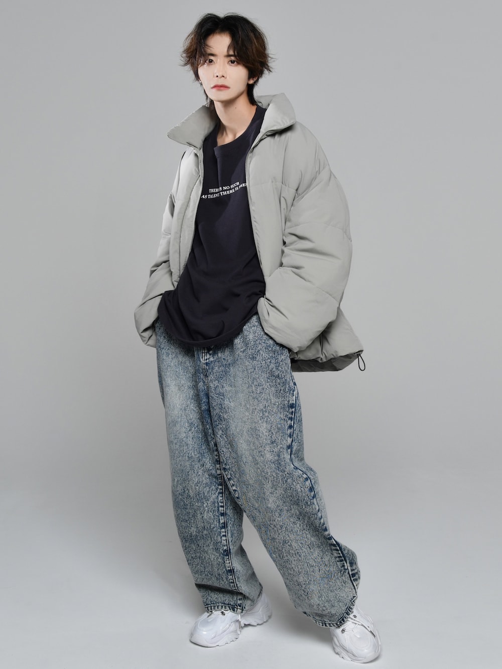 ブルー系のデニムパンツ、グレー系のダウンジャケット/コート、グレー系のTシャツ/カットソーを着用したメンズの秋コーディネートの2枚目の写真