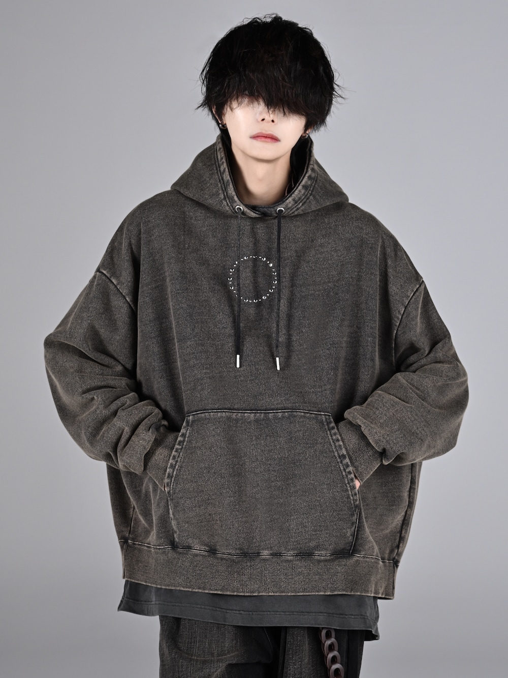 ブラック系のブーツ、ブラック系のショルダーバッグ、ブラック系のTシャツ/カットソーを着用したメンズの秋コーディネートの2枚目の写真