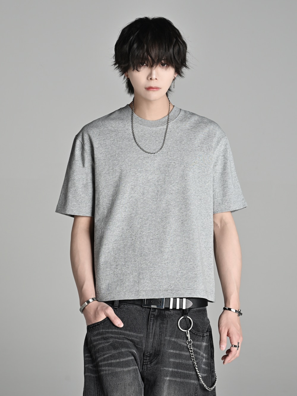 グレー系のTシャツ/カットソー、グレー系のカーゴパンツ、ブラック系のブーツを着用したメンズの春コーディネートの2枚目の写真