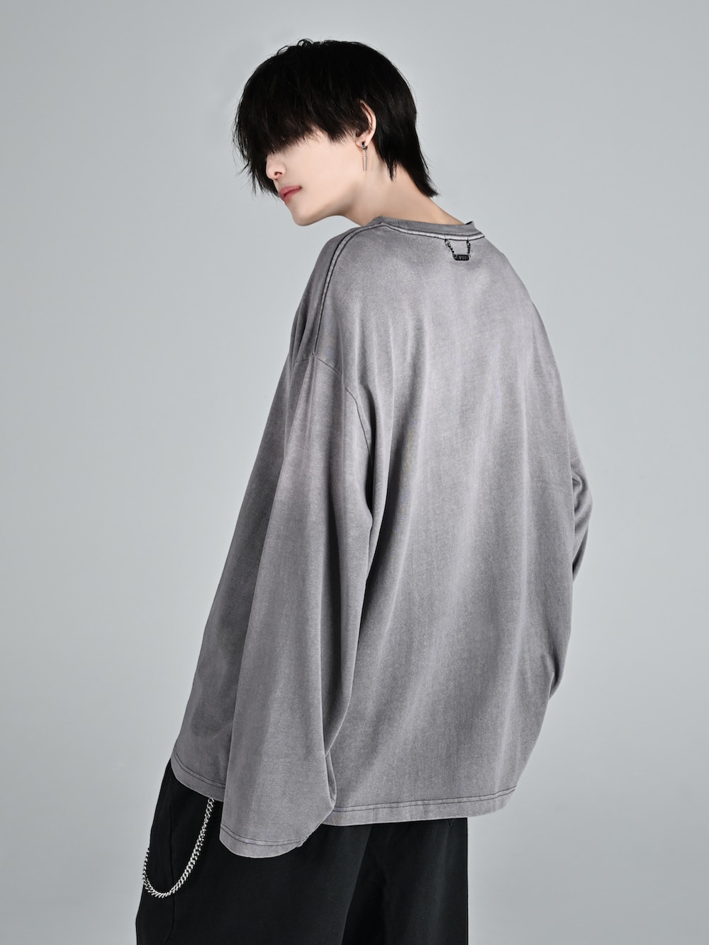 ブラック系のスウェットパンツ、ホワイト系のスニーカー、グレー系のTシャツ/カットソーを着用したメンズの秋コーディネートの4枚目の写真