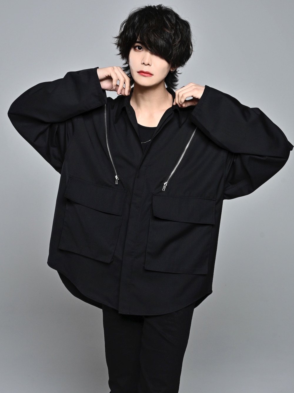 ブラック系のデニムパンツ、ブラック系のタンクトップ、ブラック系のスニーカーを着用したメンズの冬コーディネートの4枚目の写真