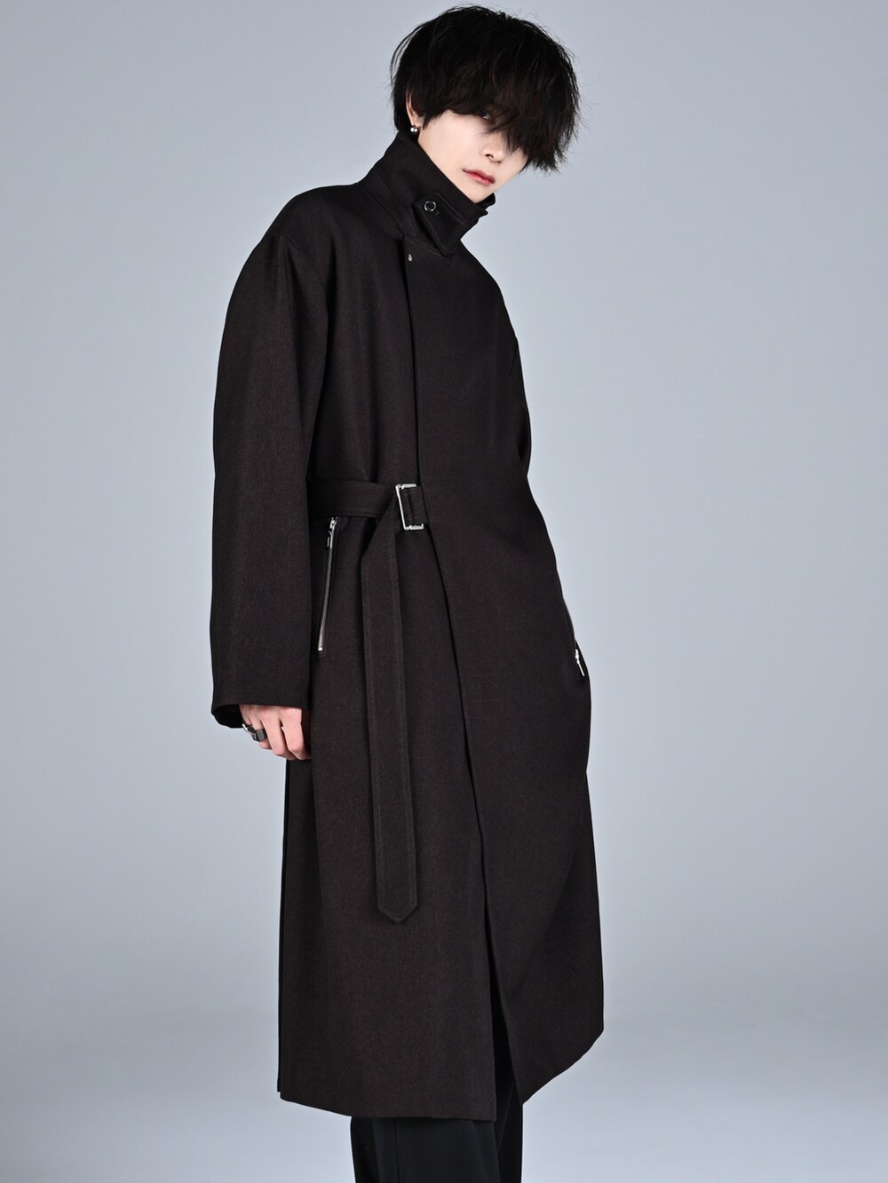 ブラック系のブーツ、ホワイト系のニット/セーター、ブラック系のスラックスを着用したメンズの秋コーディネートの3枚目の写真