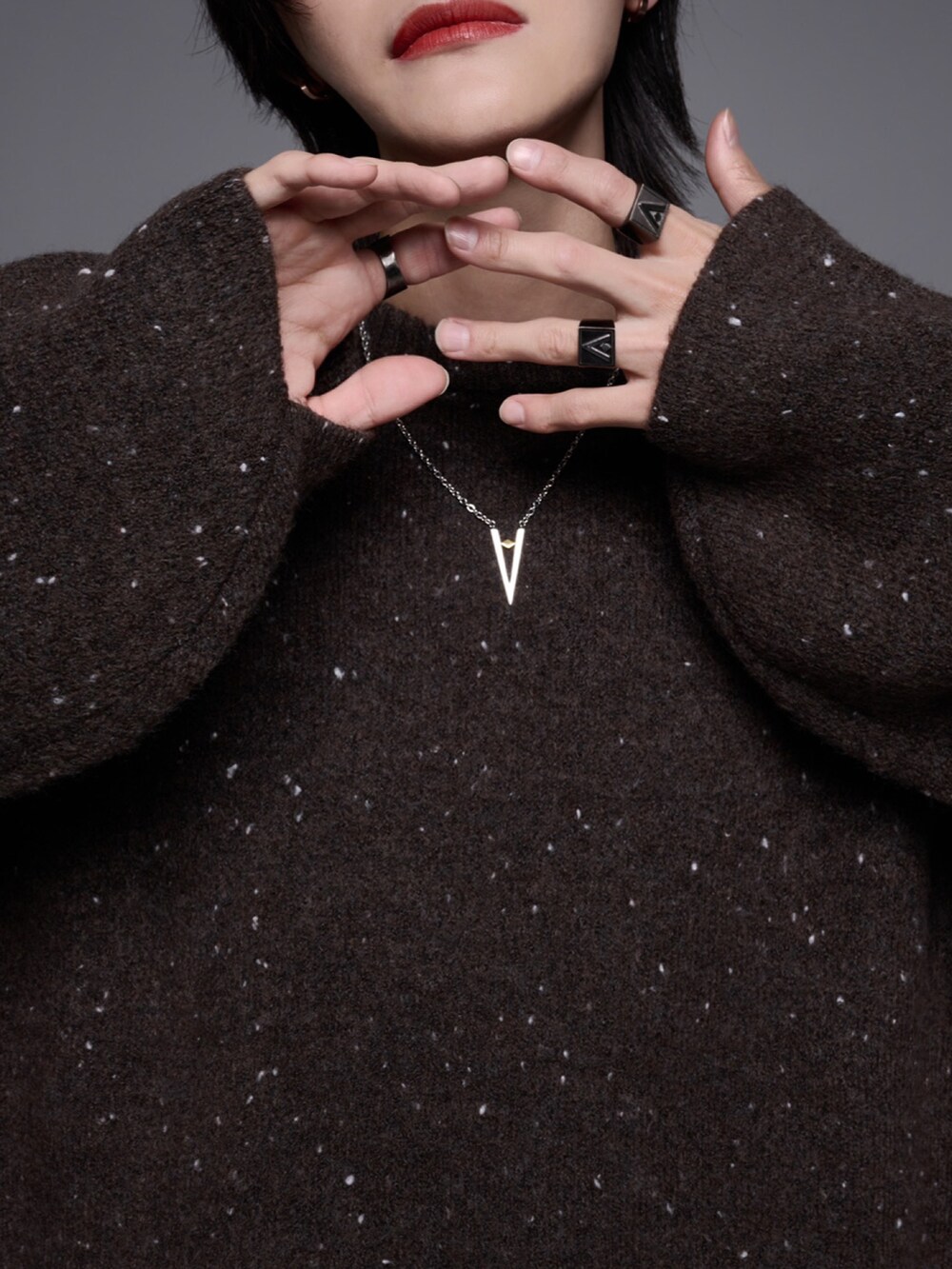 ベージュ系のスラックス、ブラック系のブーツ、ブラウン系のニット/セーターを着用したメンズの秋コーディネートの4枚目の写真