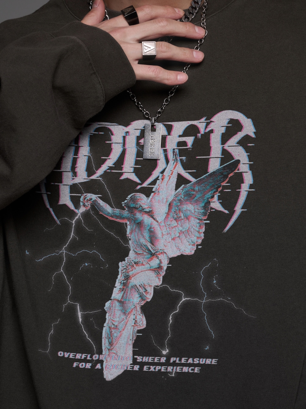 ブラック系のスニーカー、グレー系のTシャツ/カットソー、ホワイト系のカーゴパンツを着用したメンズの秋コーディネートの4枚目の写真