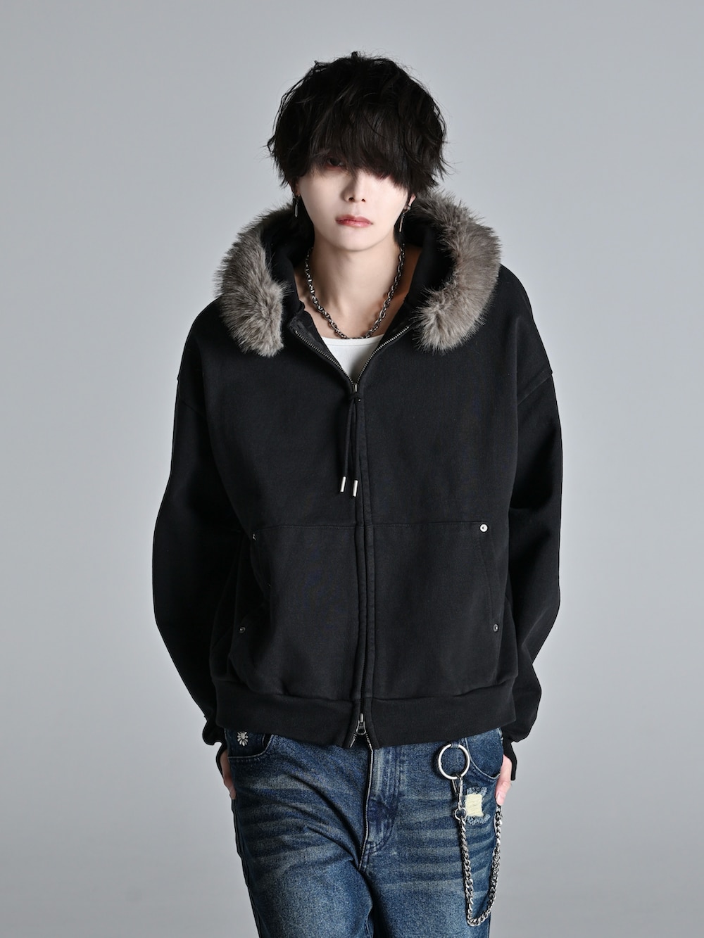 ブラック系のその他パンツ、ブラック系のスニーカー、ブラック系のショルダーバッグを着用したメンズの冬コーディネートの4枚目の写真