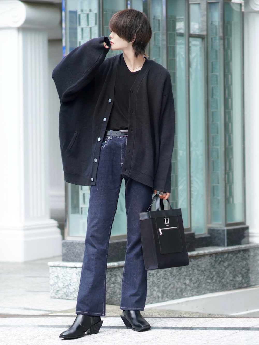ブルー系のデニムパンツ、ブラック系のブーツ、ブラック系のトートバッグを着用したメンズの夏コーディネートの2枚目の写真