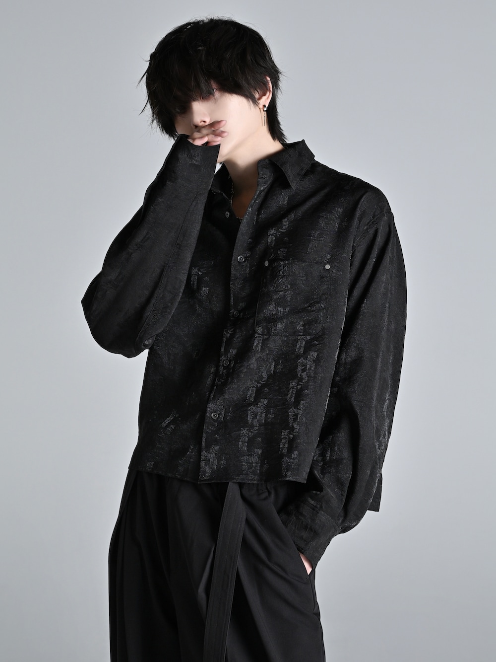 ブラック系のスラックス、ブラック系のローファー、ブラック系のシャツ/ブラウスを着用したメンズの冬コーディネートの2枚目の写真