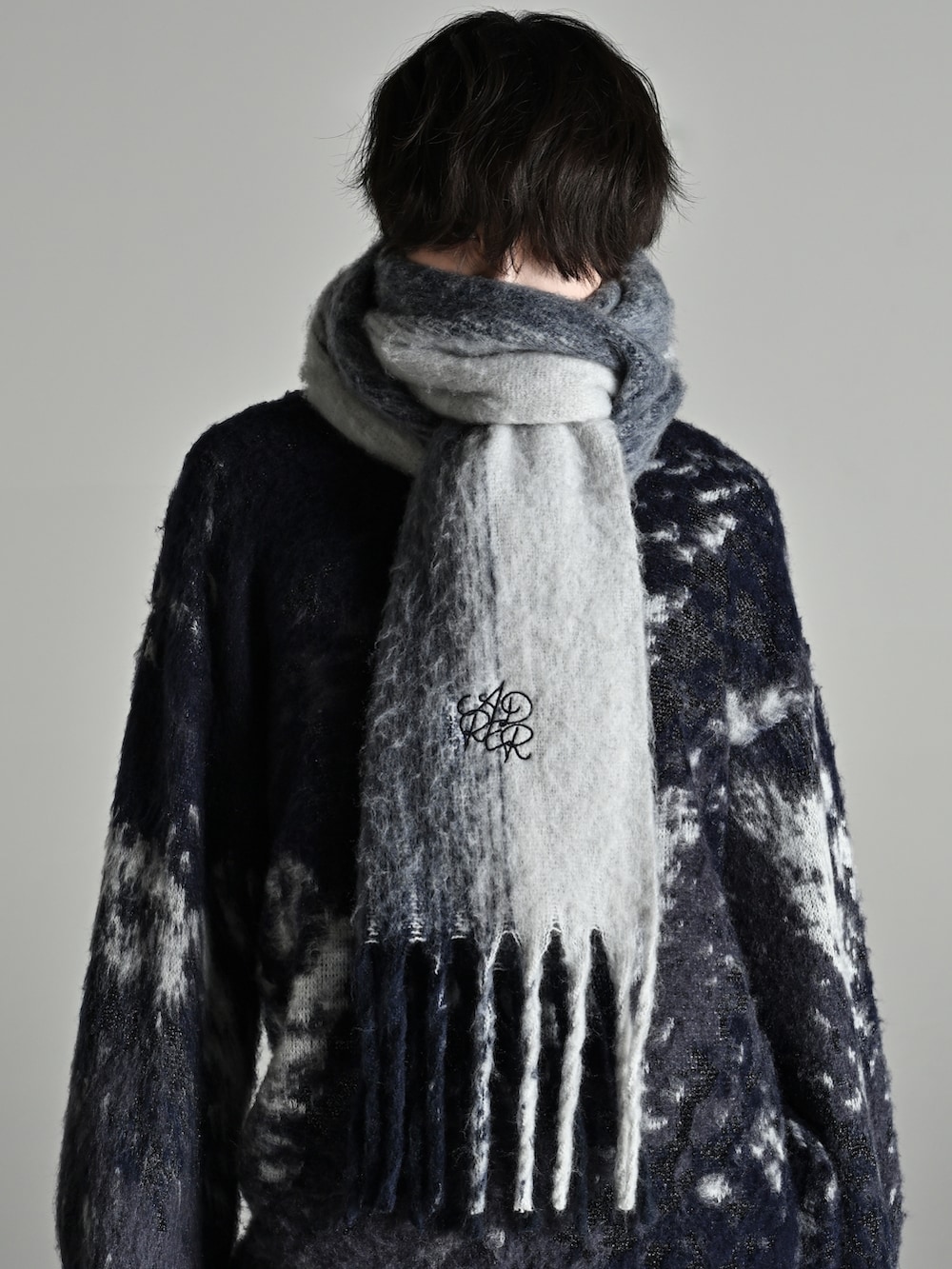 ホワイト系のニット/セーター、ブルー系のその他アウター、その他のおもちゃを着用したメンズの秋コーディネートの4枚目の写真