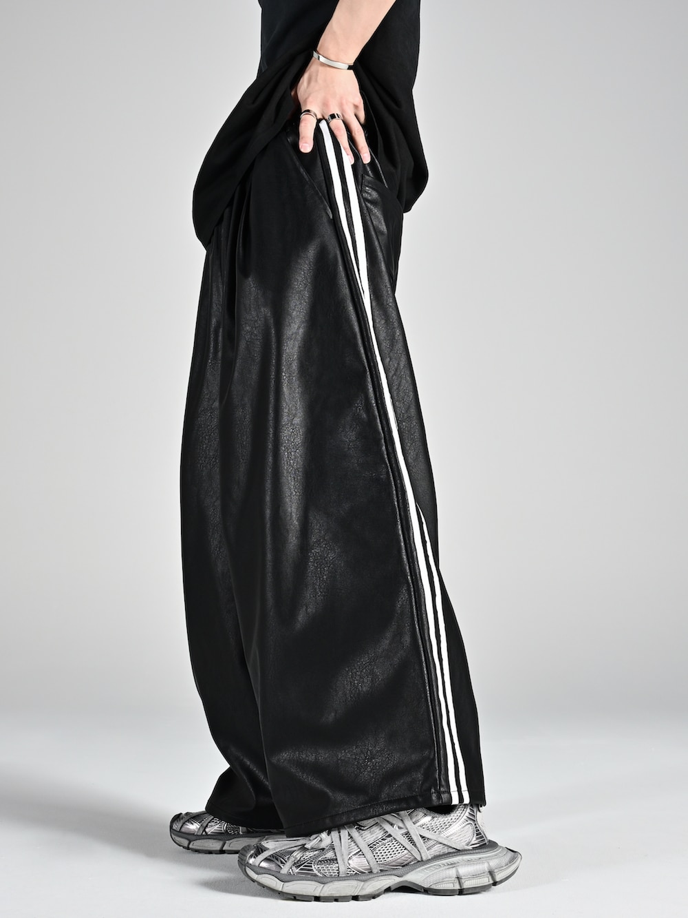 ブラック系のTシャツ/カットソー、グレー系のスニーカー、ブラック系のその他パンツを着用したメンズの夏コーディネートの5枚目の写真