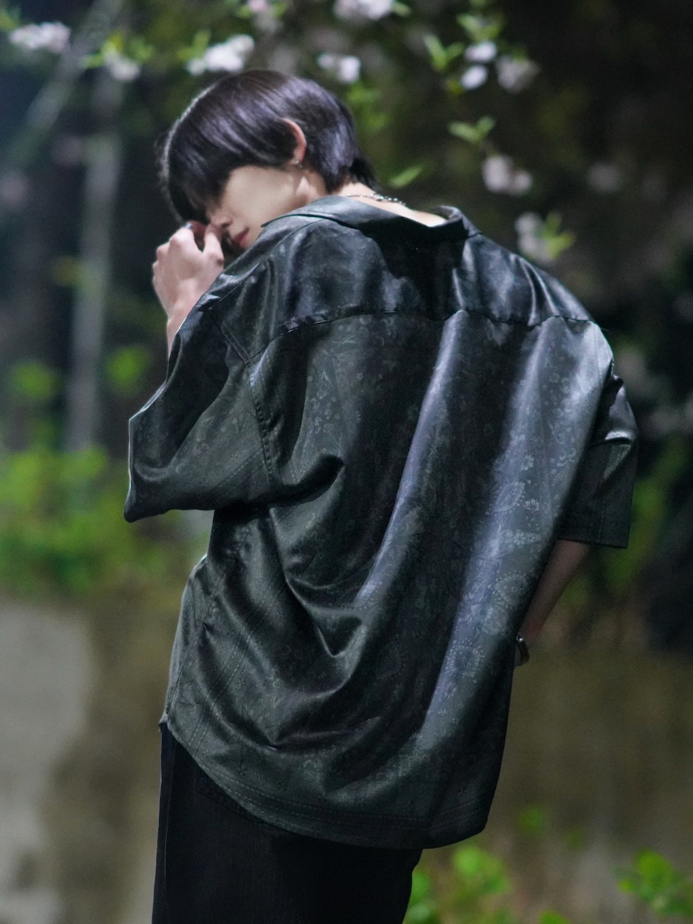 ブラック系のブーツ、ブラック系のシャツ/ブラウス、ブラック系のデニムパンツを着用したメンズの春コーディネートの2枚目の写真