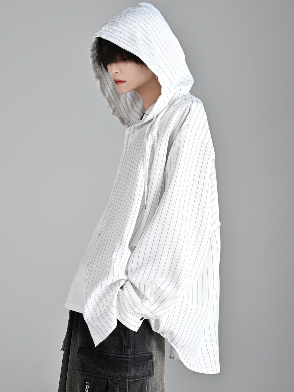 グレー系のタンクトップ、ブラック系のその他パンツ、ブラック系のショルダーバッグを着用したメンズの夏コーディネートの3枚目の写真