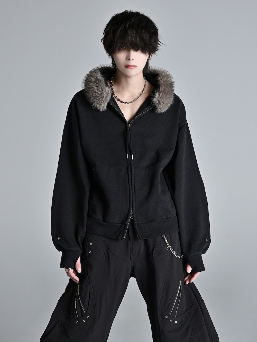 ブラック系のその他パンツ、ブラック系のスニーカー、ブラック系のショルダーバッグを着用したメンズの冬コーディネートの2枚目の写真