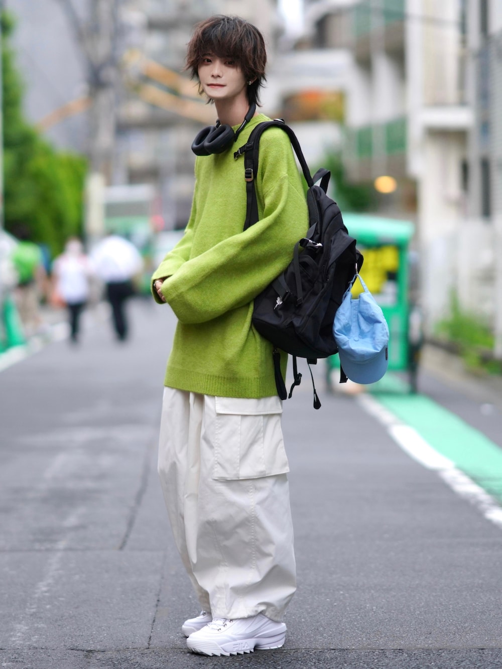 ブラック系のスニーカー、ブラック系のスタジャン、ブラック系のカーゴパンツを着用したメンズの冬コーディネートの3枚目の写真