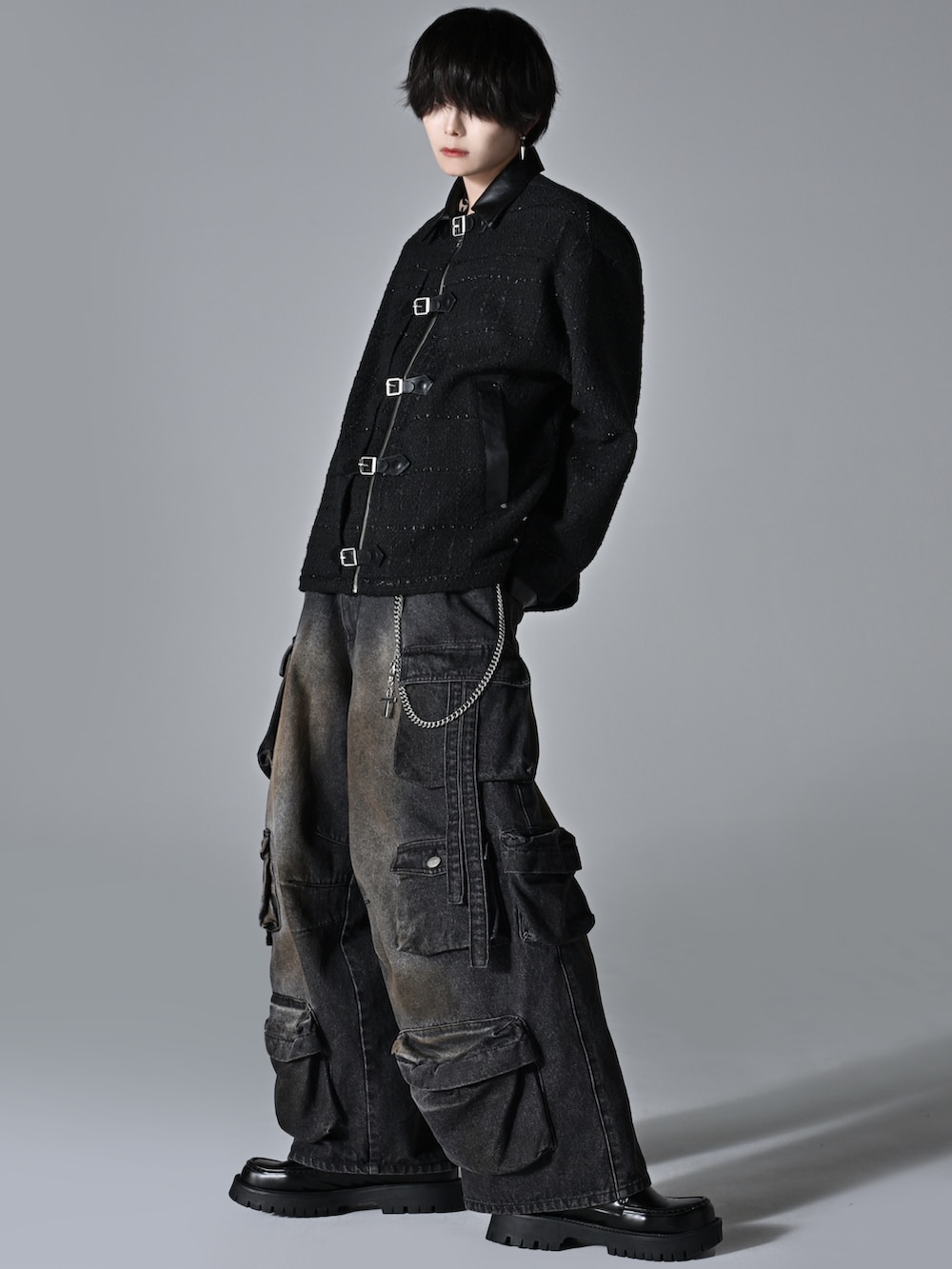 ブラック系のブルゾン、ブラック系のカーゴパンツ、ブラック系のローファーを着用したメンズの秋コーディネートの5枚目の写真