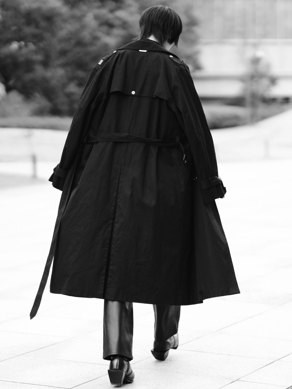 ブラック系のその他パンツ、ブラック系のブーツ、ブラック系のトレンチコートを着用したメンズの春コーディネートの5枚目の写真