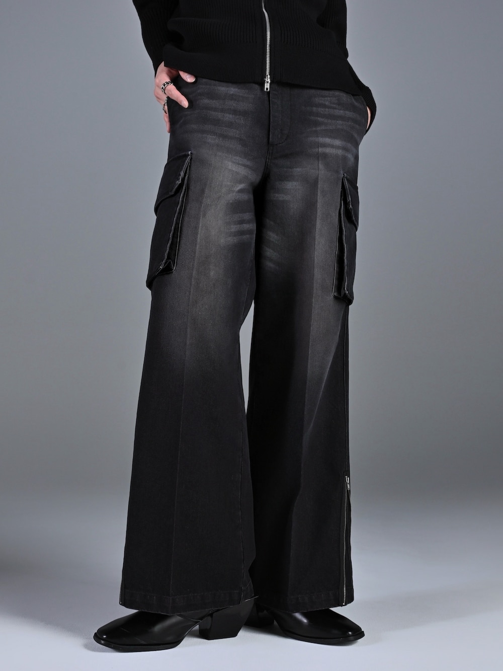 ブラック系のブーツ、ブラック系のショルダーバッグ、ブラック系のニット/セーターを着用したメンズの冬コーディネートの5枚目の写真