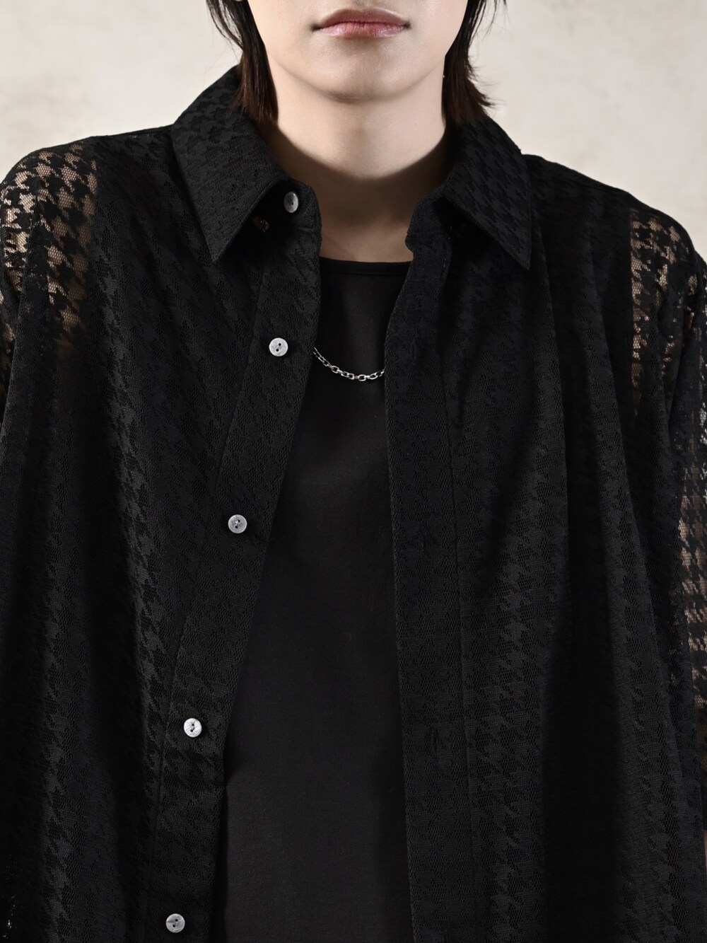 ブラック系のタンクトップ、ブラック系のブーツ、ブラック系のショルダーバッグを着用したメンズの春コーディネートの5枚目の写真