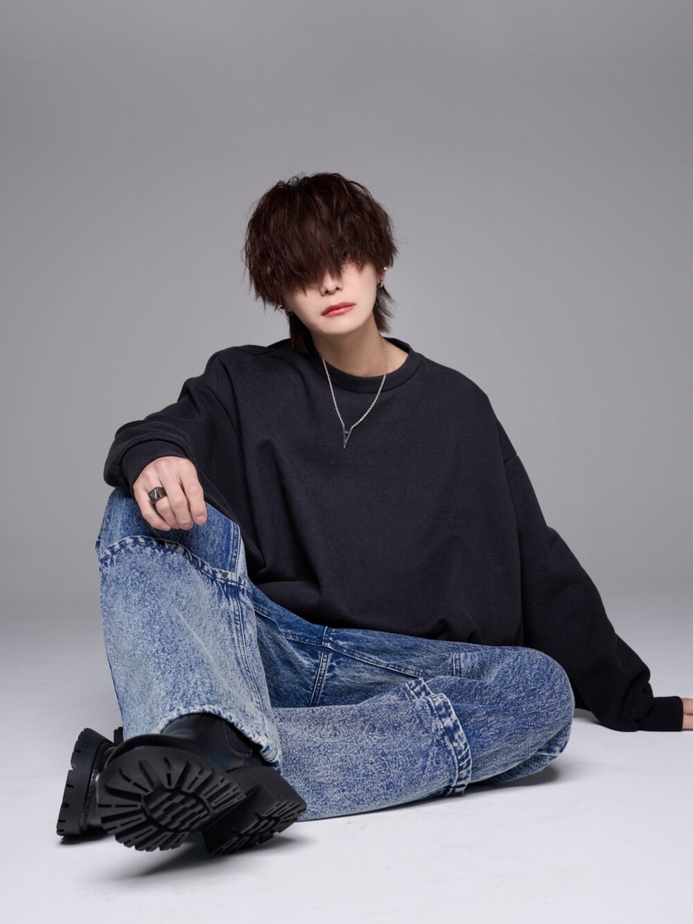 ブラック系のデニムパンツ、ブラック系のスウェット、ブルー系のデニムパンツを着用したメンズの冬コーディネートの5枚目の写真