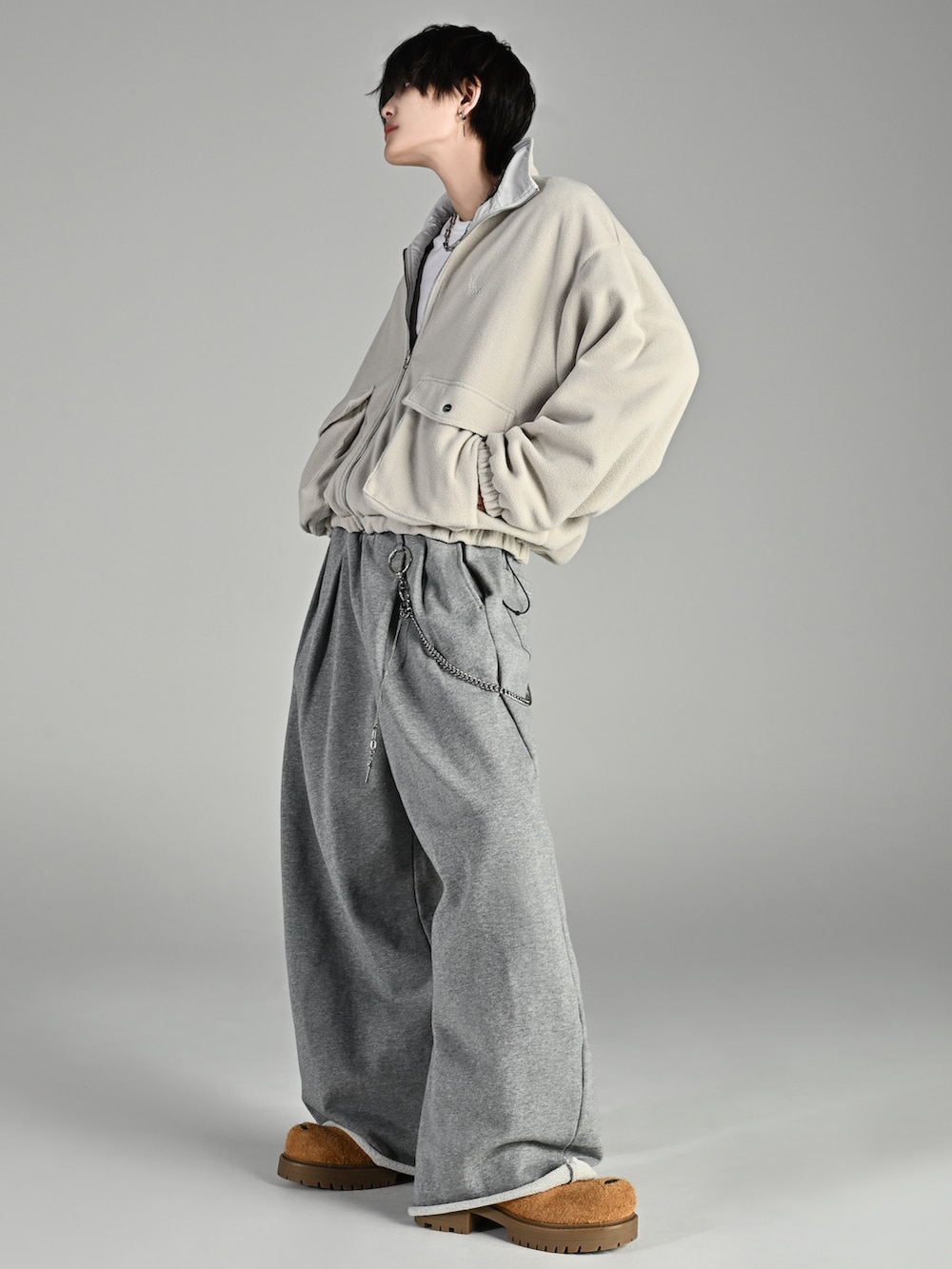 ホワイト系のブルゾン、ブルー系のその他パンツ、ホワイト系のスニーカーを着用したメンズの秋コーディネートの5枚目の写真