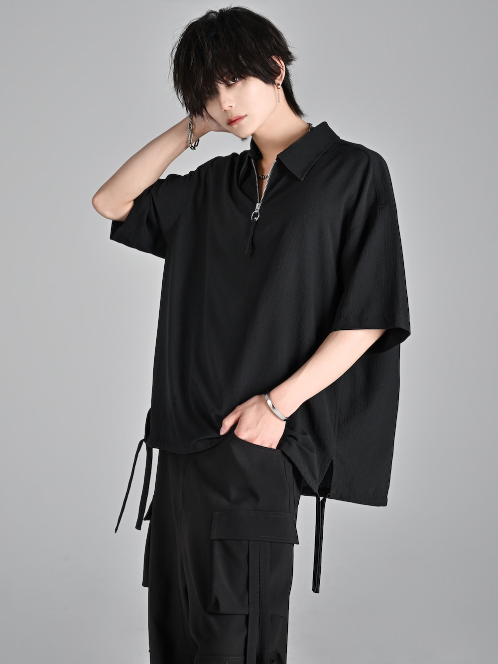 ブラック系のシャツ/ブラウス、ブルー系のデニムパンツ、ブラック系のショルダーバッグを着用したメンズの夏コーディネートの2枚目の写真