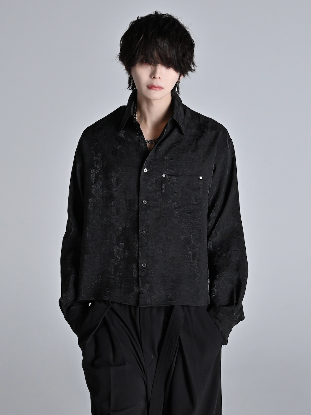 ブラック系のスラックス、ブラック系のローファー、ブラック系のシャツ/ブラウスを着用したメンズの冬コーディネートの3枚目の写真