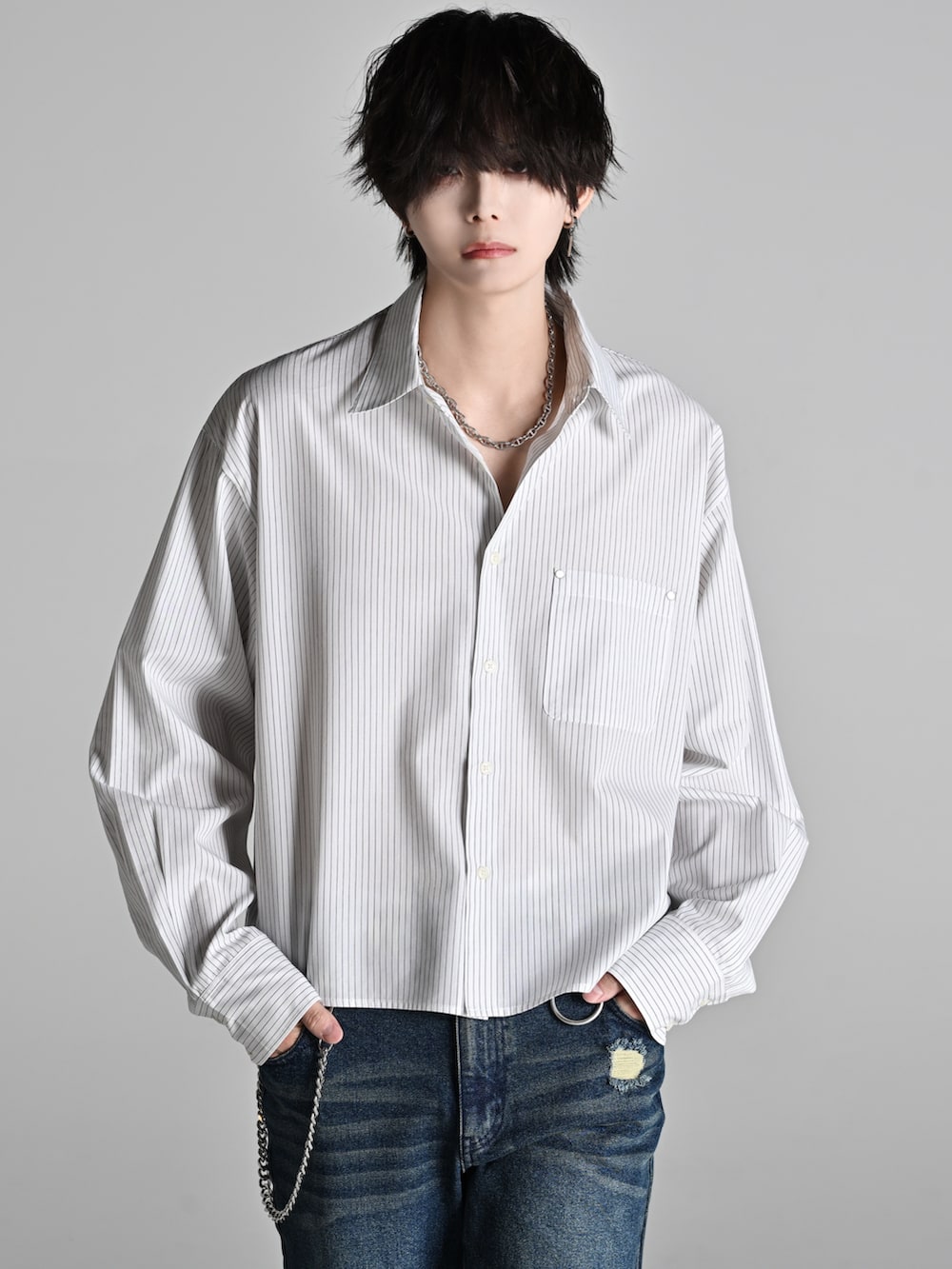 ホワイト系のシャツ/ブラウス、ブラック系のローファー、ブラック系のショルダーバッグを着用したメンズの冬コーディネートの2枚目の写真