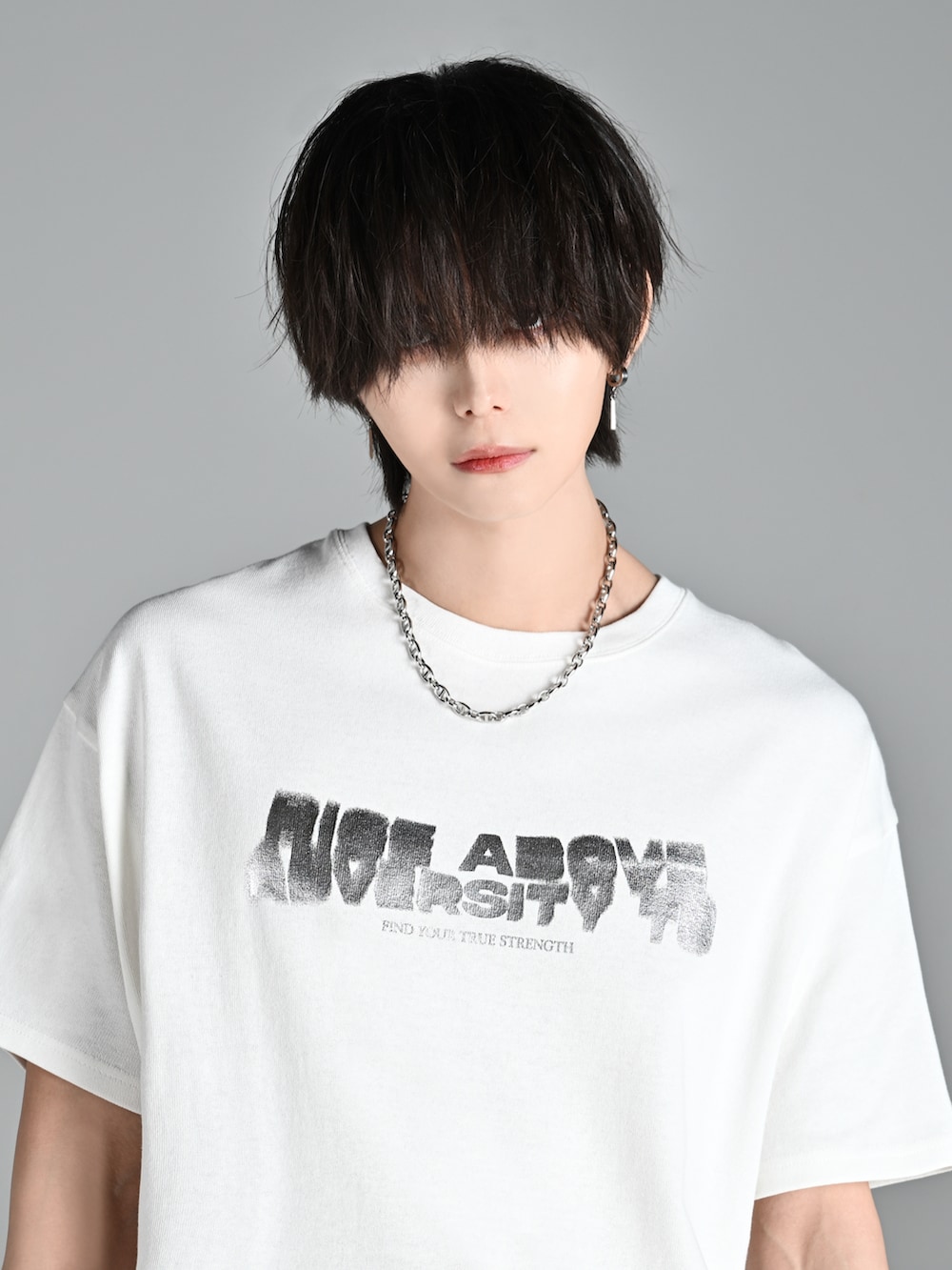 ブラック系のショルダーバッグ、ブラック系のサンダル、ホワイト系のTシャツ/カットソーを着用したメンズの夏コーディネートの3枚目の写真