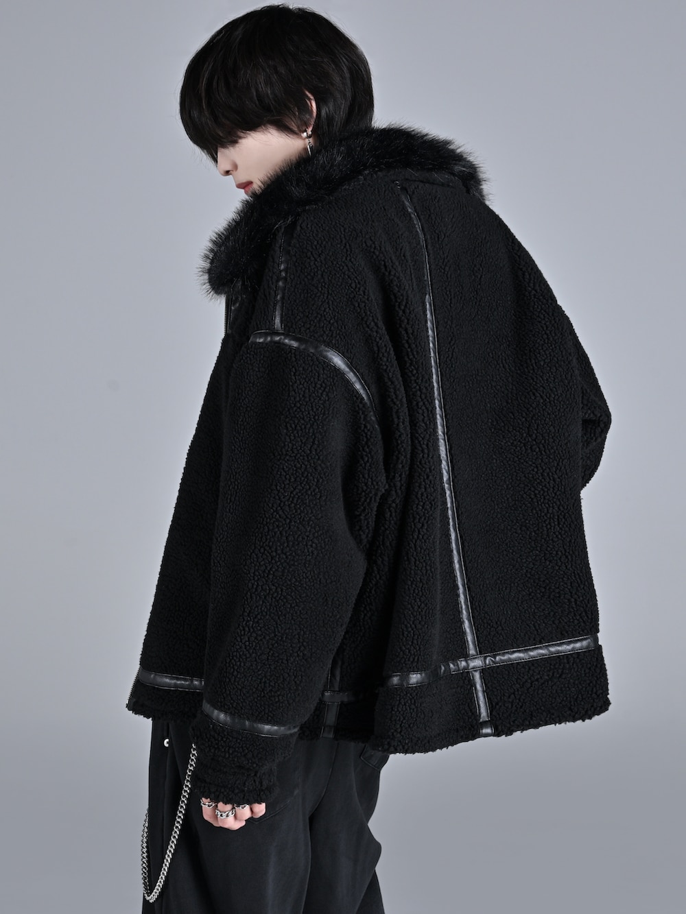 ブラック系のデニムパンツ、ブラック系のTシャツ/カットソー、ブラック系のブルゾンを着用したメンズの秋コーディネートの4枚目の写真