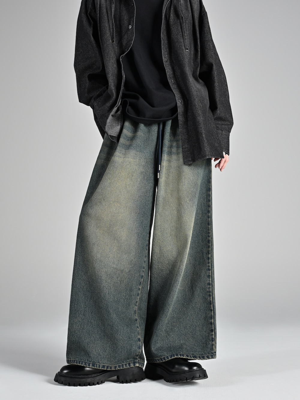 レッド系のタンクトップ、ブラック系のブーツ、ブラック系のシャツ/ブラウスを着用したメンズの夏コーディネートの2枚目の写真