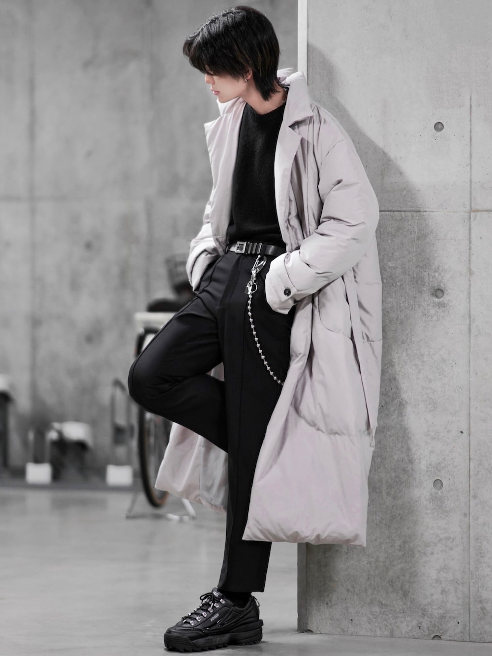 ブラック系のスニーカー、ブラック系のスタジャン、ブラック系のカーゴパンツを着用したメンズの冬コーディネートの2枚目の写真