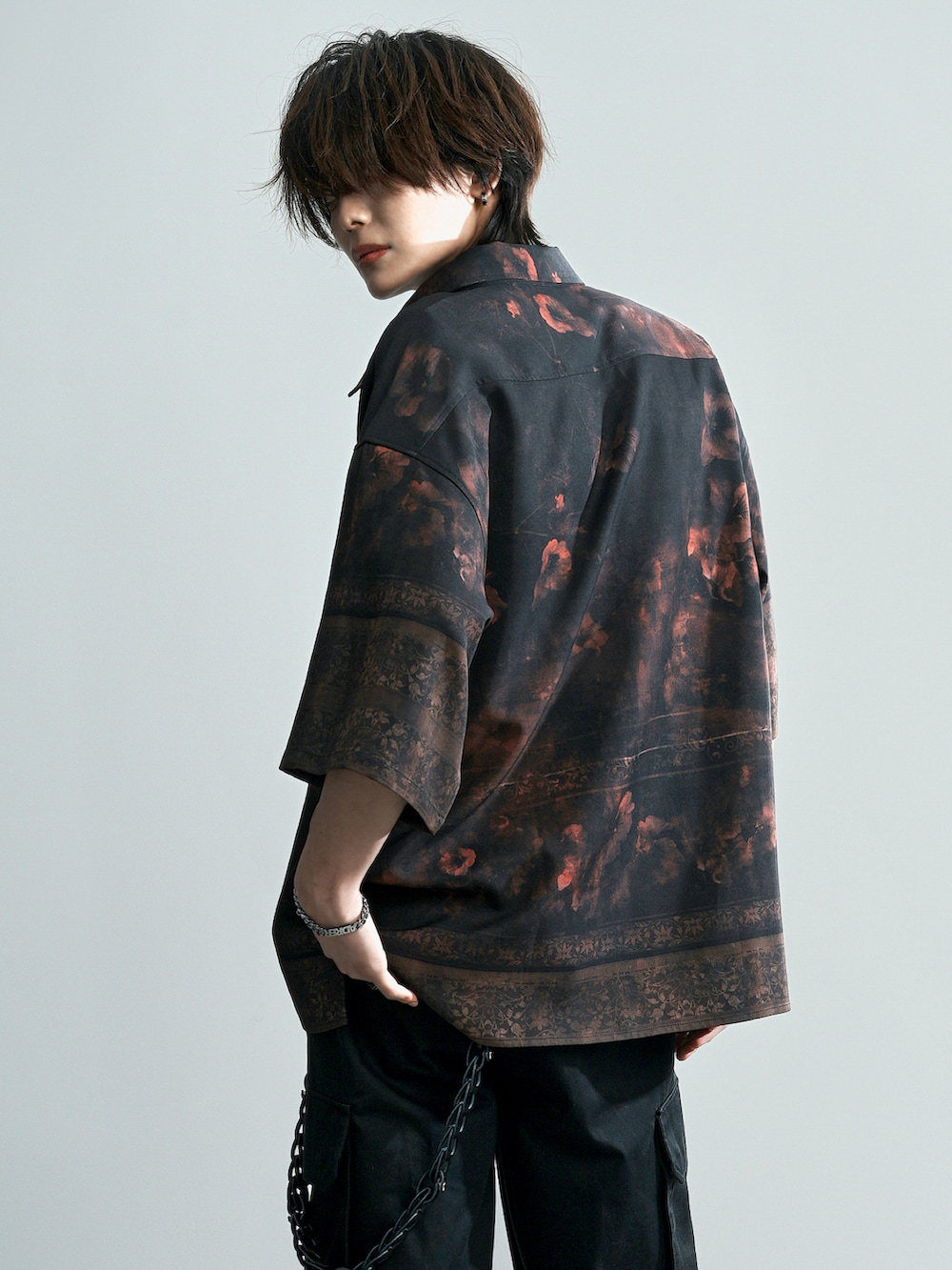 ブラック系のカーゴパンツ、ブラック系のブーツ、レッド系のシャツ/ブラウスを着用したメンズの夏コーディネートの4枚目の写真