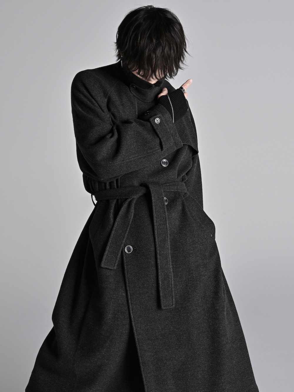 ブラック系のTシャツ/カットソー、グレー系のその他アウター、ブラック系のデニムパンツを着用したメンズの秋コーディネートの3枚目の写真